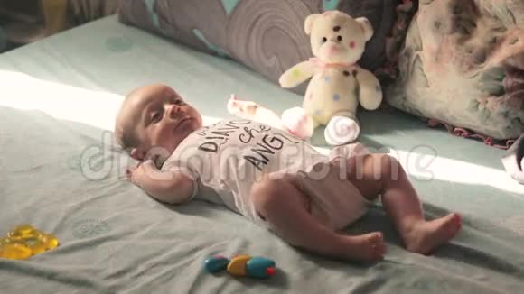 快乐的宝宝在床上视频的预览图