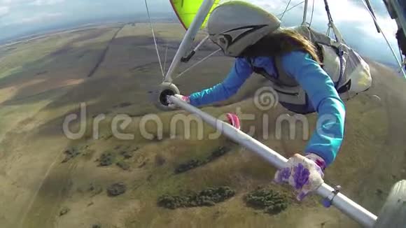 滑翔机飞过滑翔伞视频的预览图