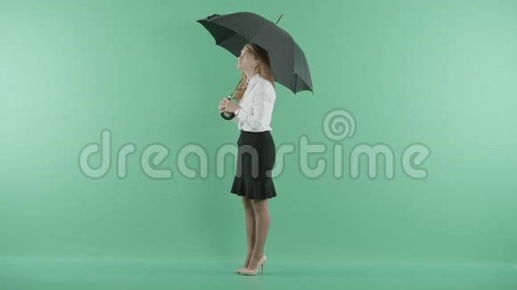 一个迷人的女人站在伞下视频的预览图