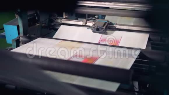 印在印刷厂机器上的报纸视频的预览图