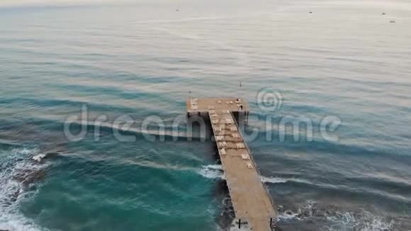 空中无人机镜头早上在海边的城市日出在海上海滩无人机视频的预览图