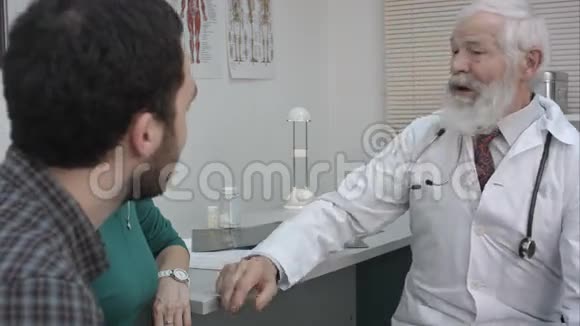 医生在医院办公室会见夫妇并提供药丸视频的预览图