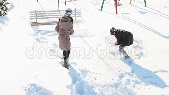 女孩们在雪地里玩得很开心视频的预览图