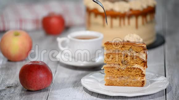 一片焦糖苹果蛋糕与香料肉桂奶油焦糖在秋季风格视频的预览图