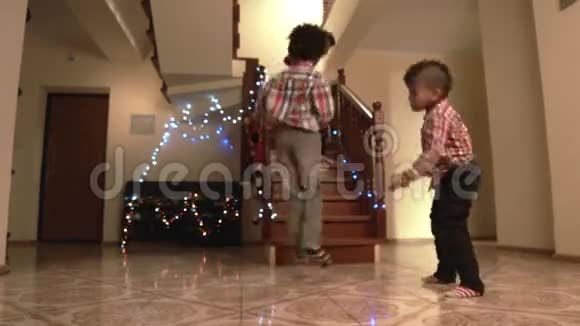 黑人男孩在圣诞节跳舞视频的预览图