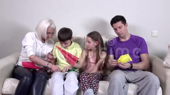 家庭制造纸飞机视频的预览图