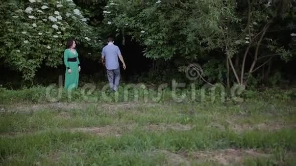 人走向黑暗的森林可怕的女人追着他跑视频的预览图