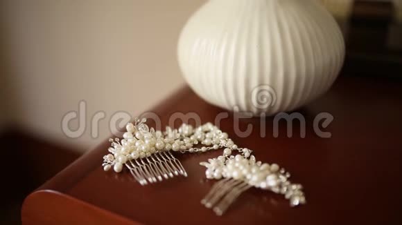 有珍珠的头发发夹桌子上放着干薰衣草视频的预览图