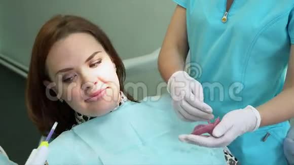 口腔医生给病人解释了一个治疗要点视频的预览图