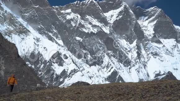 背着背包的人爬上喜马拉雅山的山坡视频的预览图