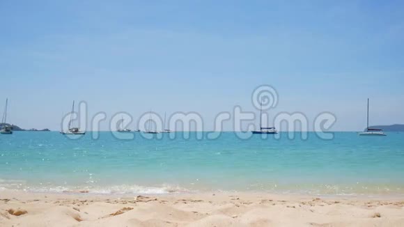 带蓝色清水和帆船的热带海滩景观泰国普吉岛视频的预览图
