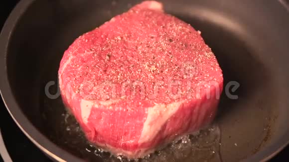 放在热烤架上的美味牛排加盐和胡椒粉关门视频的预览图