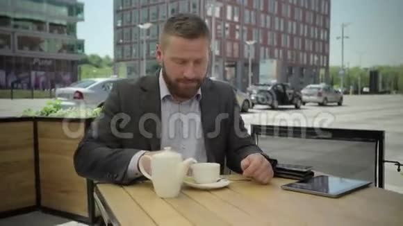 商人喝咖啡接电话稳定视频的预览图