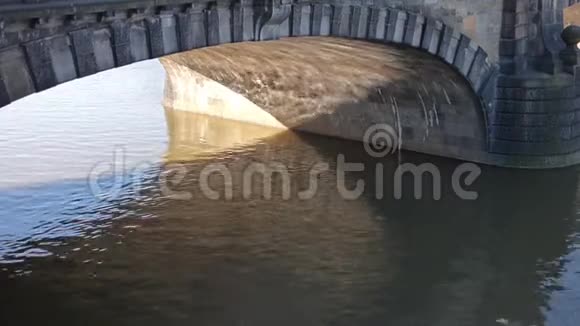 石桥上的水反射视频的预览图