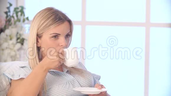 孕妇在家喝茶在手机上聊天视频的预览图