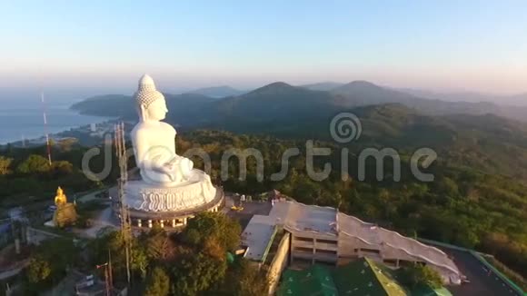 大佛雕像的侧视图高清航空视野泰国普吉岛视频的预览图
