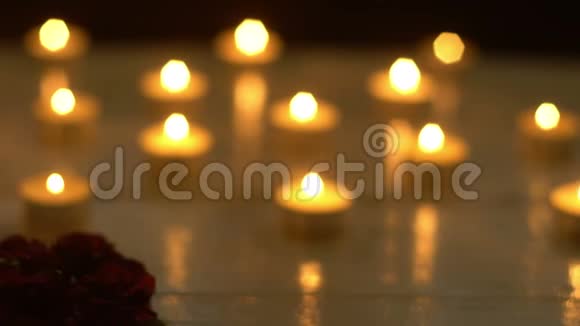白色蜡烛点亮浪漫主题视频的预览图