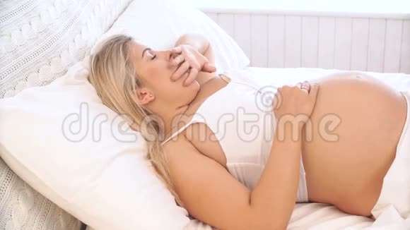 孕妇躺在床上打哈欠视频的预览图