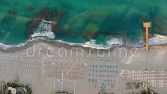 空中无人机镜头早上在海边的城市日出在海上海滩无人机视频的预览图