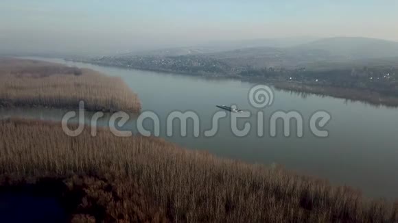 货物运输船在一条宽阔的河流上空中观景视频的预览图