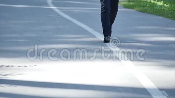 穿西装的人走在路上视频的预览图