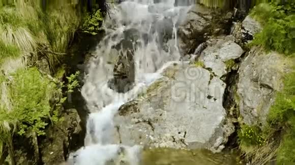 瑞士山脉的瀑布泰辛州视频的预览图