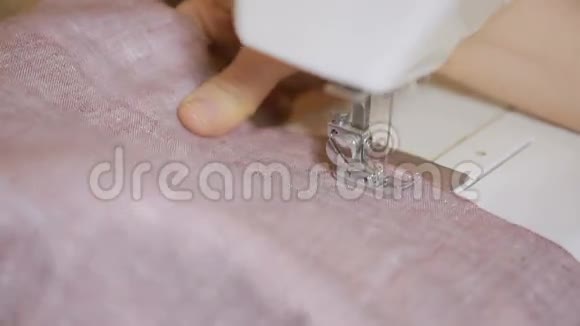 缝纫机上缝纫特写女人女裁缝视频的预览图