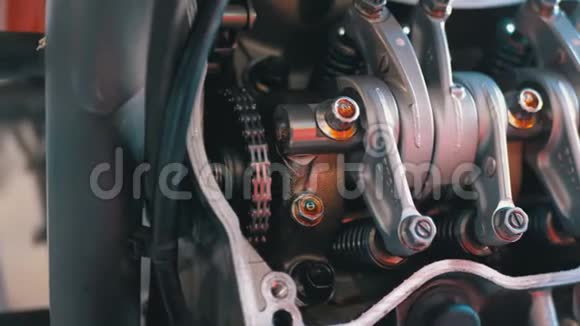 摩托车发动机中的阀门和阀门机构凸轮轴摩托车发动机视频的预览图