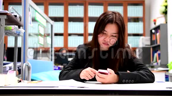 年轻的商业女性使用智能手机视频的预览图