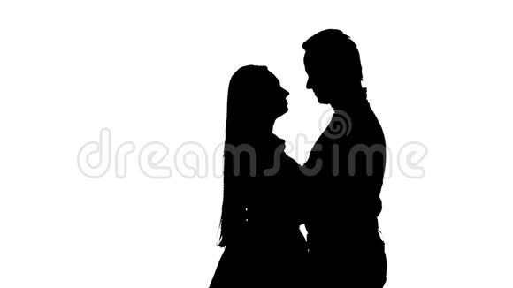 一对情侣接吻白色背景剪影慢动作慢动作视频的预览图