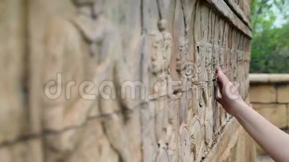 古代城市中的女子手触墙艺术视频的预览图