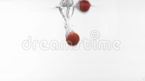 斯隆运动樱桃番茄掉进水里视频的预览图
