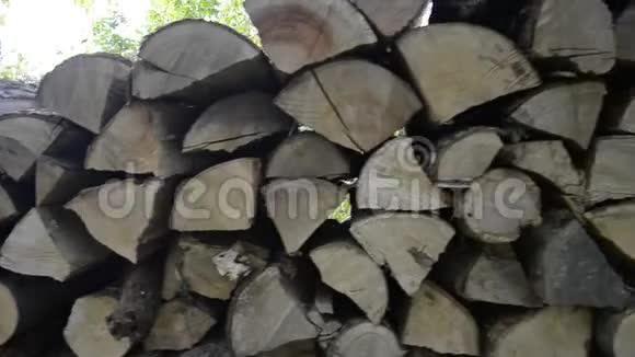 一堆堆堆在乡村花园里的柴火准备过冬准备过冬的时间木制原木背景视频的预览图