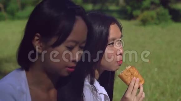 快乐的女孩吃面包店聊天视频的预览图