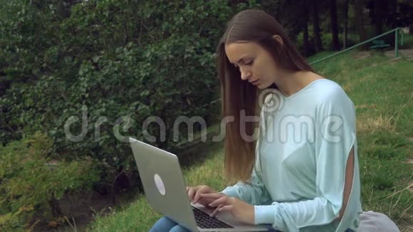 女孩在露天电脑工作视频的预览图