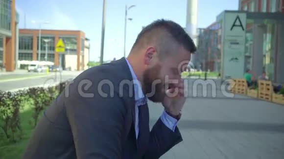 快乐的男人用智能手机说话斯特迪卡姆视频的预览图