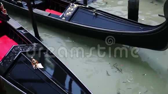 在威尼斯贡多拉的景色在码头站着的时候在海浪中摇摆视频的预览图