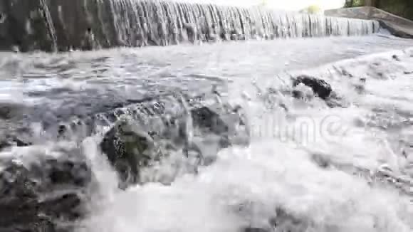 小水坝的水流视频的预览图