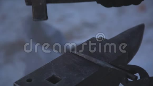 铁匠在锻铁铁砧上工作的高速细节射击视频的预览图