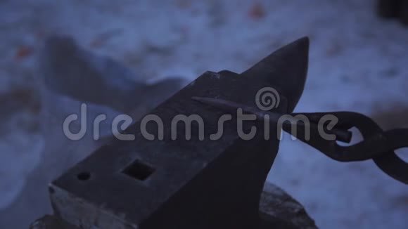 铁匠在锻铁铁砧上工作的高速细节射击视频的预览图