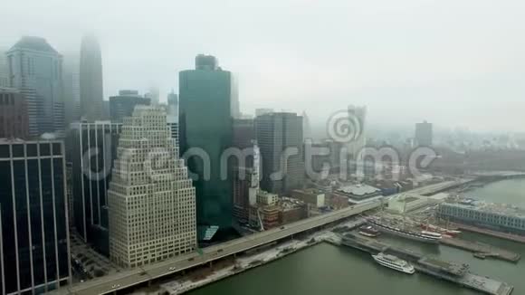 布鲁克林大桥和哈德逊河上漂浮的船只的空中拍摄背景是曼哈顿视频的预览图