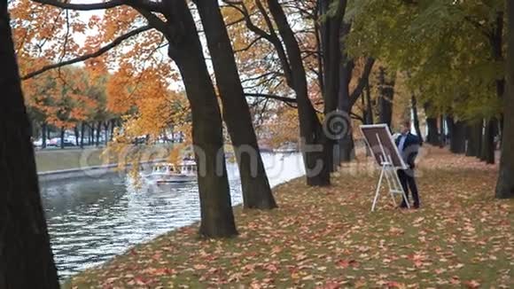 艺术家画河上的风景视频的预览图