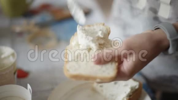 女性手做奶酪三明治视频的预览图