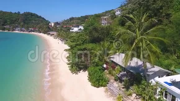 位于潘瓦角的敖延海滩高清空中慢速运动视图泰国普吉岛视频的预览图