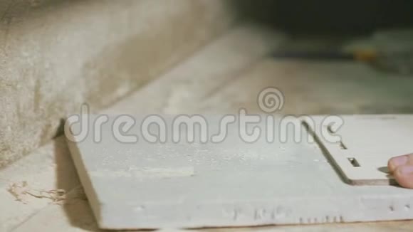一家专业的男手磨床生产清洁产品视频的预览图