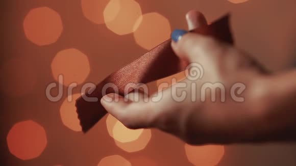特写女性双手剪彩制作圣诞手工礼物送给亲人关于视频的预览图