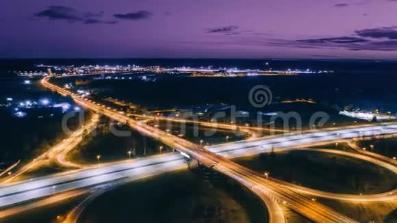高架桥高架桥夜间里加钻机时间推移城市大桥高架桥道路交通机钻速车视频的预览图