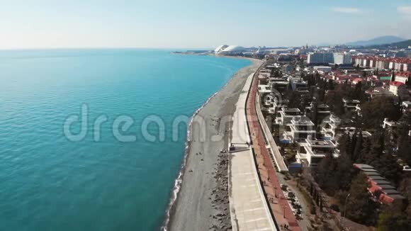阿德勒索契海滩城镇和山脉的空中景观横跨俄罗斯海岸线的海滨码头视频的预览图