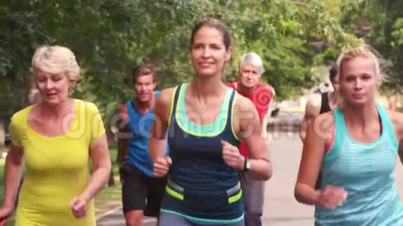 赛跑运动员参加马拉松比赛视频的预览图