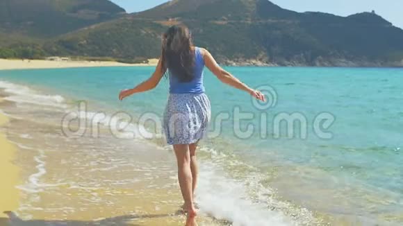 迷人的女性沿着沙滩奔跑清澈的蓝水慢动作视频的预览图
